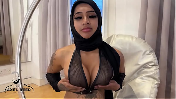 Gadis Muslim Berjilbab Arab Dihardcore Oleh Pria Berotot