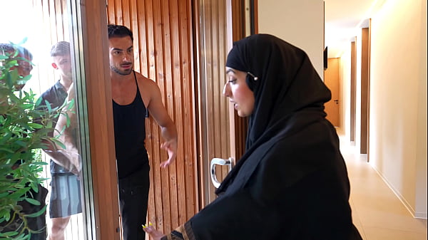 Gadis Arab Ingin Menjaga Keesokan Malam Pernikahannya, Namun Empat Lelaki Menggoda Hasratnya.