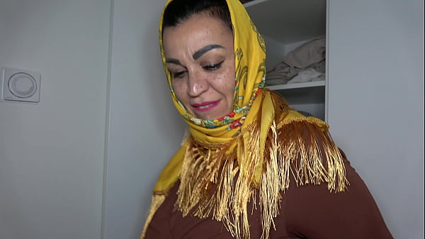 Arab Stepmom Berhijab Dengan Pantat Besar Yang Menggoda – Seks Arab