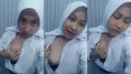 Cewek Sma Berhijab Genit Pamer Payudara Di Kamar Mandi Sekolah