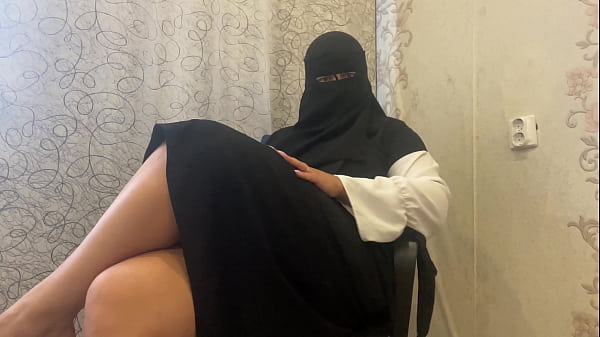 Ibu Tiri Pakai Hijab Arab Sambil Mainin Memek Sendiri Sampai Basah Kuyup.