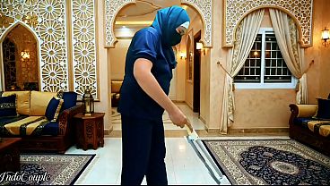 Pelayan Rumah Tangga Berhijab Disuruh Ngecap Kontol Majikan Dan Telan Air Mani