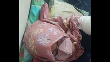 Tante Riani Ngemut Batang Sambil Nikmatin Rasanya