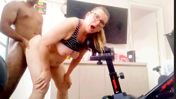Mertua Lagi Senam Cuma Pakai Celana Dalem, Menantu Langsung Gaspol Sange.
