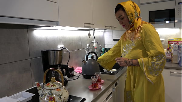 Anak Tiri Ganas Ngentot Ibu Tiri Arab Berhijab Yang Bergoyang Dengan Pantat Besarnya