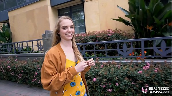 Gadis Rusia Mungil Diterjang Ganas Hingga Celahnya Melebar