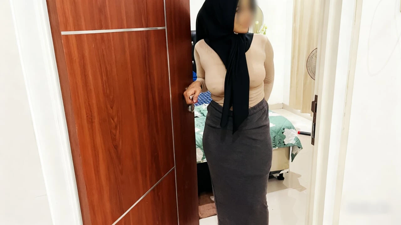 My Friend’s Mother’s Plump Hijab Is Very Seductive