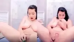 Anak Muda Bertubuh Kekar Colmek Sambil Lihat Bayangan Sendiri Di Cermin Kamar Mandi.