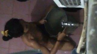 Tonton Video Pembantu India Mandi, Lihat Dari Celah Pintu, Bikin Nafsu Naik.