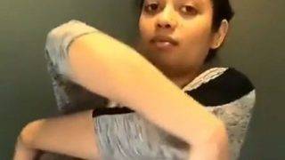 Video Nisha Buka Baju T-shirt Desi, Bikin Liur Netes