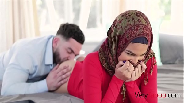 Stepsister Maya Farrell, Hijabnya Robek, Kontol Keras Nembus Sempit
