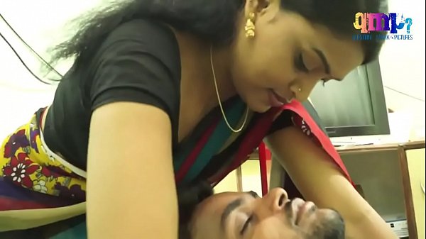 Ibu Rumah Tangga India Main Senggol Sama Si Programmer, Hot Banget.