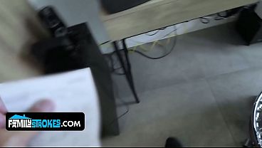 Cewek Latin Muda Menggoda Ayah Tirinya Pakai Tubuh Seksi Menggairahkan