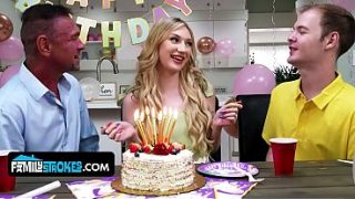 Stepdaughter Kecil Montok Alami, Daisy Lavoy, Godain Dan Naikkin Stepdaddy-nya Dengan Gaya Panas.