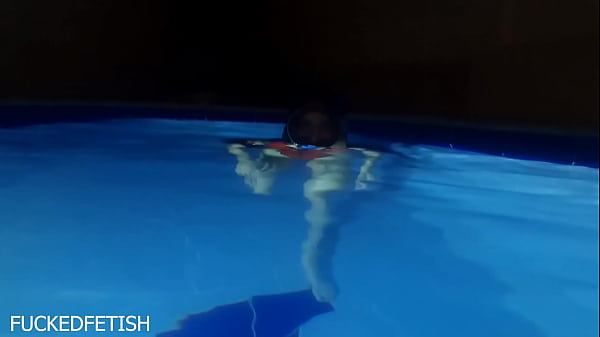 Helen Star Pakai Baju Renang Seksi, Masker Malam, Ngebut Di Kolam.