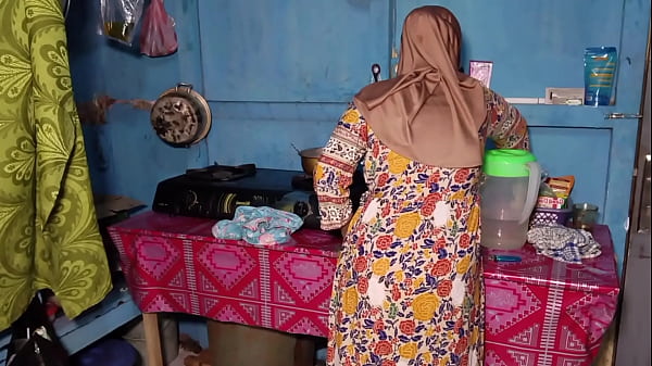 Ngentotin Istri Temen Pas Dia Lagi Masak, Basah Semua Dapur.