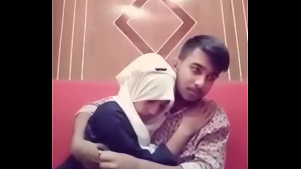Desi Cewek Dan Cowok Lagi Ciuman Panas Di Kamar Hotel, Bibir Nempel Basah.