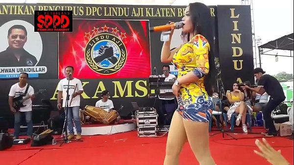 Nonton Goyang Sintya Riske Di Panggung, Bikin Makin Pengen Ngerasain Sensasi Liarnya.