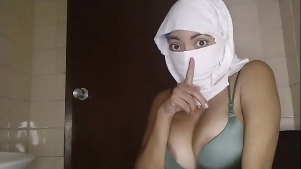 Istri Muslim Arab Bergairah Mainin Memek Basah Sampe Muncrat Diam-diam Pas Suami Pergi