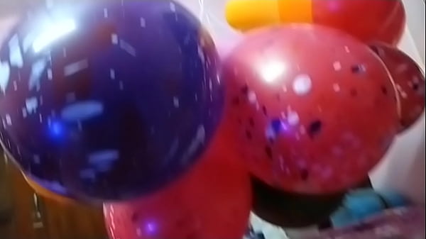 Bocah India Kempiskan Balon, Bikin Meledak Basah
