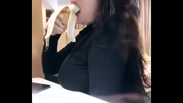 Monica Adhea, Si Model Indo Goyang Lidah, Bikin Muncrat Nafsu.