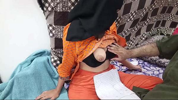 Anak Kuliahan Pakistan Berjilbab Digebukin Abis-abisan Sama Guru Lesnya