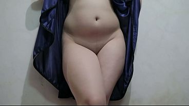 Cewek Indo Pake Lingerie Biru, Ngejongkok Sambil Mainin Memek Sampe Basah.