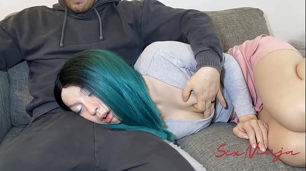 Pengen Rebahan Di Pangkuan Kakak Tiri Biar Bisa Tidur, Tapi Tangannya Malah Meraba-raba.