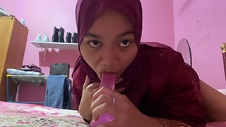 Clara Lagi Latihan Sepong Pake Dildo, Bibirnya Merah Basah Kena Air Liur.