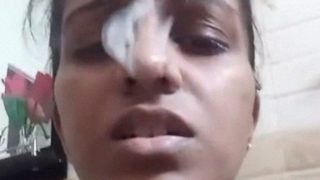 Tamil Cewek Sri Lanka Pamer Tetek Dan Memek Basah.