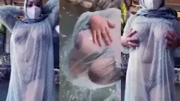 Tante Jilboobs Pamer Baju Transparan Di Luar, Bikin Makin Panas