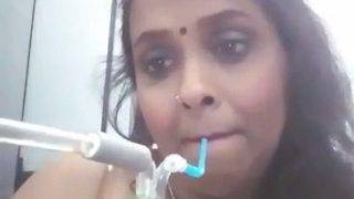 Telanjang Bugil, Bhabhi Desi Lagi Nikmatin Hookah Sambil Crot-crotan.