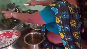 Ibu Rumah Tangga India Main Masak-masak Panas Sama Selingkuhan Di Dapur.