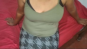 Wanita Asia Lagi Santai Sendirian, Siap Digoda Dan Dibikin Basah.