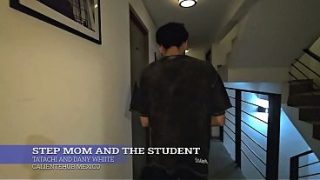 Ibu Tiri Lagi Ngajarin Murid, Panas Banget Sampe Basah.