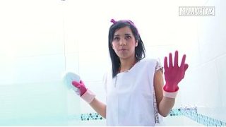 Biksu Hotel Pake Sarung Tangan Karet, Nunduk Sambil Ngelap Pancuran, Bikin Khayalanmu Liar.
