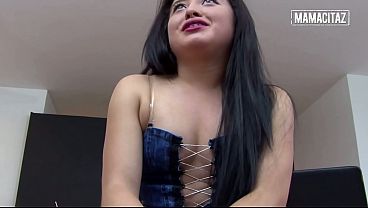 Goyangin Pantat Tebal Latina Pake Rok Mini… Doi Gak Bisa Berhenti Nyubit-nyubit