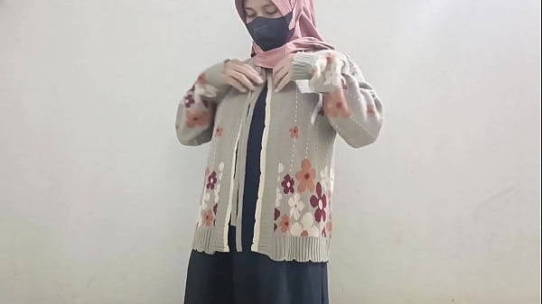 Gadis Berhijab Main Timun Di Lubang Rahasia.