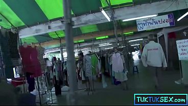 Dua Bule Gendong Ibu Mungil Thailand Berdaging Seksi Yang Lidahnya Tertusuk