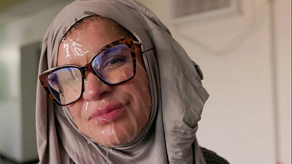 Hijab Cosplay – Ibu Bule Amerika Ngentot Muka