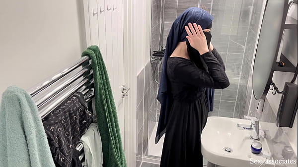 Ngentot! Gak Nyangka Cewek Arab Bisa Begitu. Aku Lihat Cewek Muslim Berhijab Lagi Colmek Di Kamar Mandi.