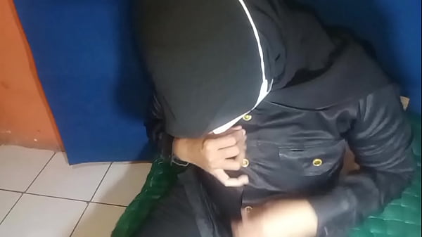 Satpam Cewek Sange Bejilat Jilmek Sampe Muncrat Keluar Cairan
