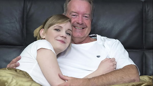 Blonde Seksi Nunduk Biar Ditusuk Kontol Gede Kakek
