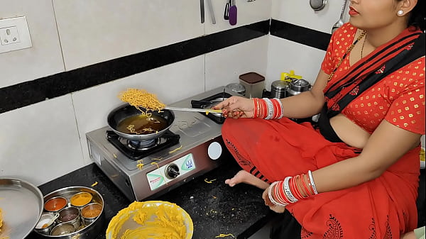 कोमल दिवाली पर नमकीन बना रही थी, देवर ने भाभी को जोर से पकड़ लिया