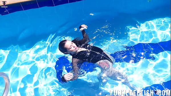 Jessica Bunny Ngentot Di Kolam Renang, Basah Kuyup Dan Menggoda.