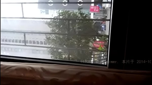 中国人浩哥干闺蜜饭桌狂野开干
