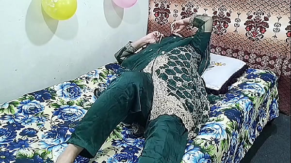Seorang Istri India Memanggil Bocah Muda, Lalu Main Kasar Di Ranjang Dengan Suara Hindi Panas.