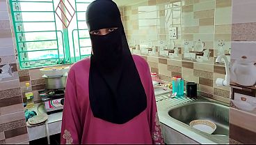 Bini Di Luar, Suami Sialan Ngentot Pembantu Hijab Di Rumah Kosong