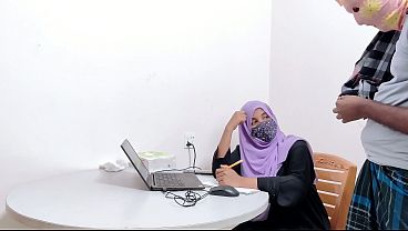 Bankir Cantik Jilbab Digebuk Petani Desa Sampai Meringis, Desi Chudai Panas