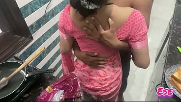 Desi Bhabhi Dapur Panas, Bikin Kari Sambil Goyang-goyang, Siap Digaruk!